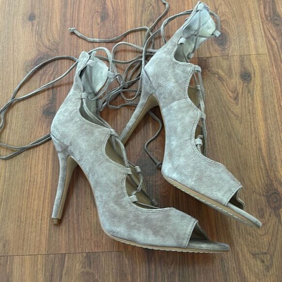 Vince Camuto tope suede Lacey strap heels peep toe size 9 - Picture 1 of 7
